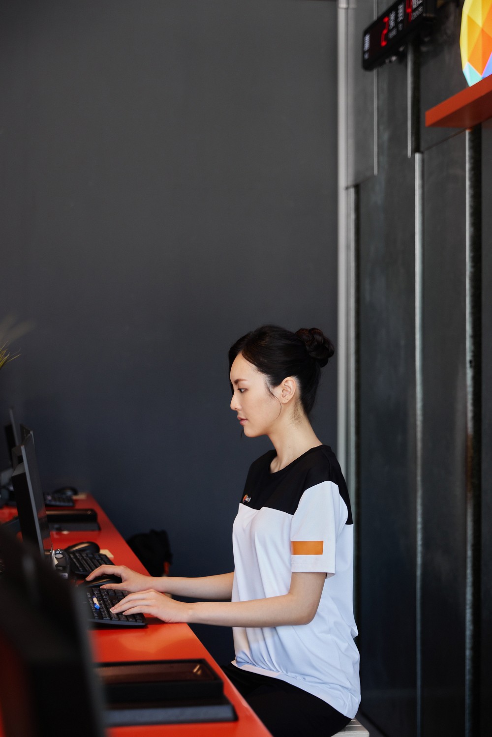 台灣大哥大門市全新制服設計！APUJAN操刀融合科技想像與科幻文學