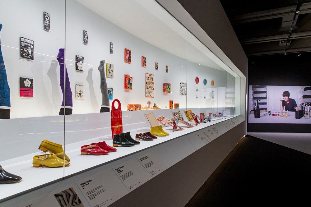 北美館《瑪莉官：時尚革命者》亮點！迷你裙時尚、繽紛雨衣等逾120件經典作品