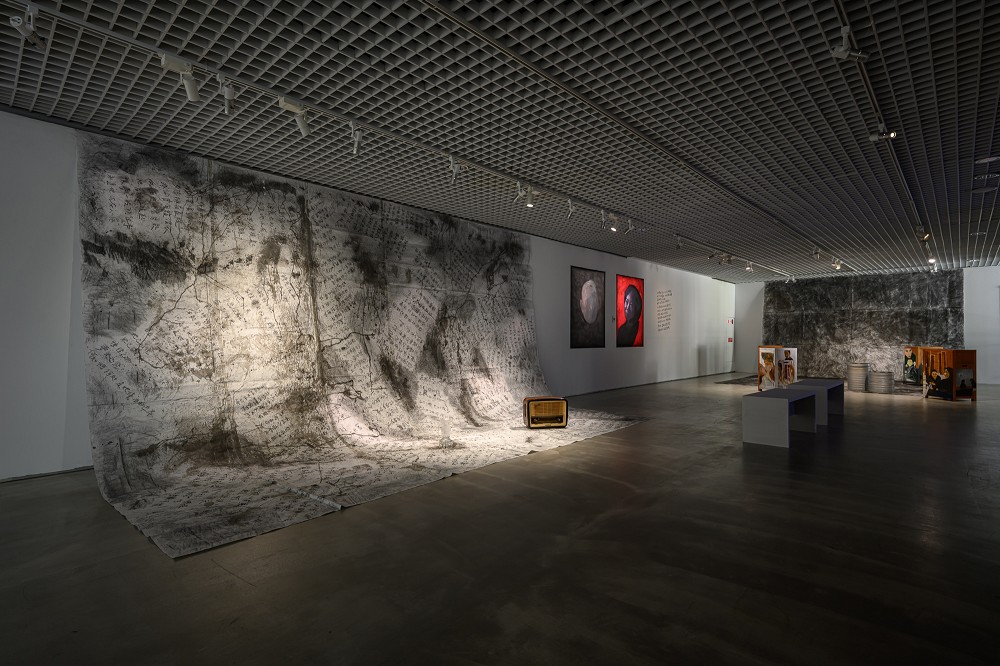 北師美術館《蔡明亮的日子》展覽！集結20幅畫作、老椅子、未公開影像、電影記憶