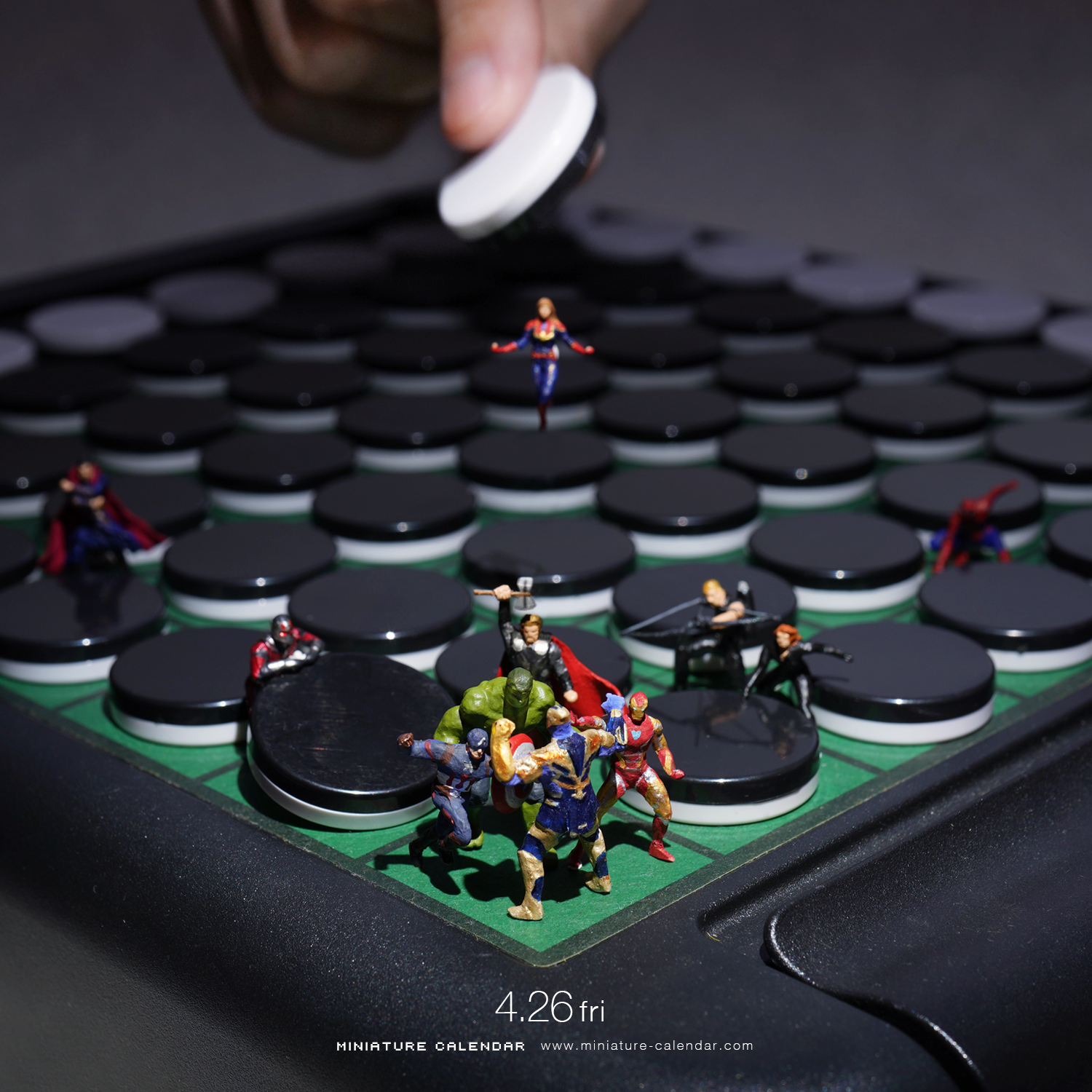 田中達也打造微縮超級英雄宇宙！奇異博士魔法陣變身蚊香、甜甜圈