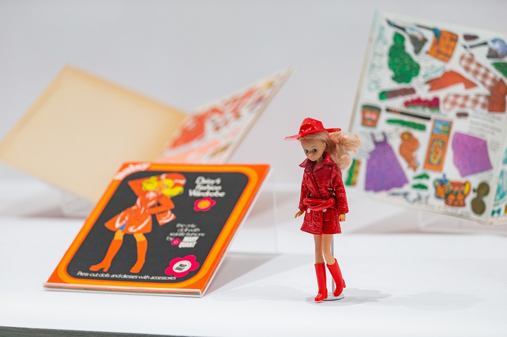 北美館《瑪莉官：時尚革命者》亮點！迷你裙時尚、繽紛雨衣等逾120件經典作品