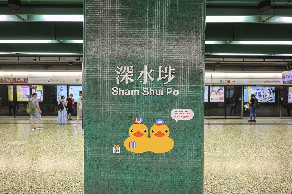 成雙巨型「黃色小鴨」亮相香港維港!《橡皮鴨二重暢》主題車站、叮叮車、紀念商品登場