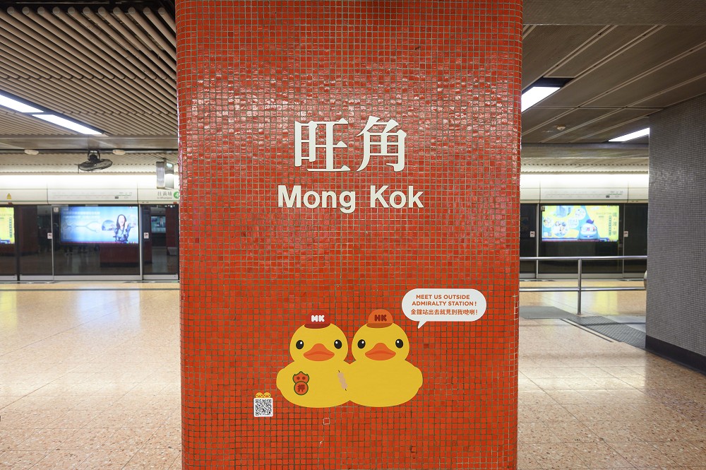 成雙巨型「黃色小鴨」亮相香港維港!《橡皮鴨二重暢》主題車站、叮叮車、紀念商品登場
