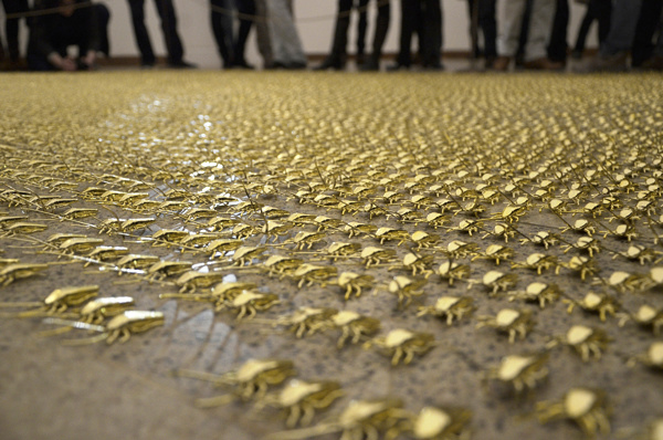 拿起拖鞋前先看仔細！鍍金的蟑螂雕塑（慎入：內有大量蟑螂）