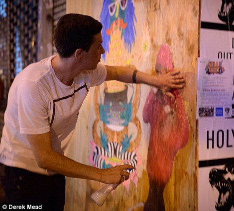 把曾經出現在 Google 街景中的過路人搬回原處