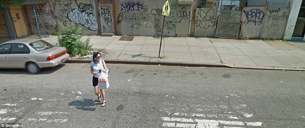 把曾經出現在 Google 街景中的過路人搬回原處