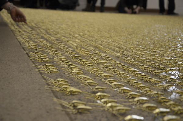 拿起拖鞋前先看仔細！鍍金的蟑螂雕塑（慎入：內有大量蟑螂）