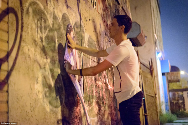 把曾經出現在 Google 街景中的過路人搬回原處