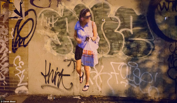 把曾經出現在 Google 街景中的過路人搬回原處