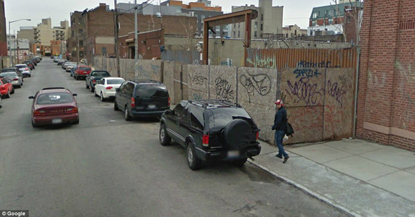 把曾經出現在 Google 街景中的過路人搬回原處