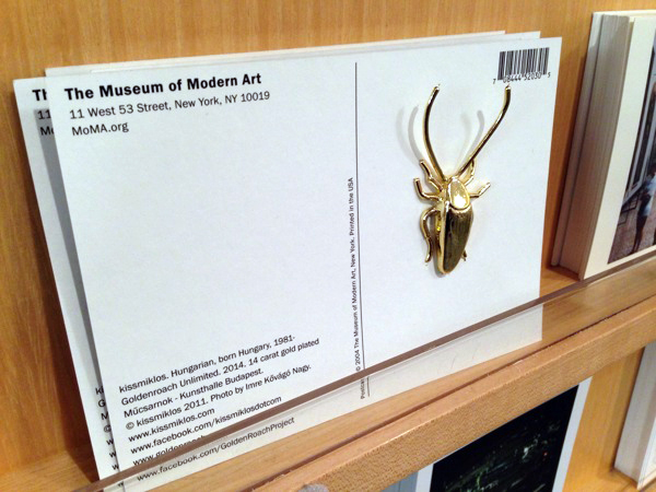 拿起拖鞋前先看仔細！鍍金的蟑螂雕塑（慎入：內有大量蟑螂）