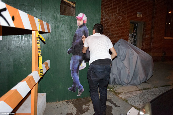 把曾經出現在 Google 街景中的過路人搬回原處