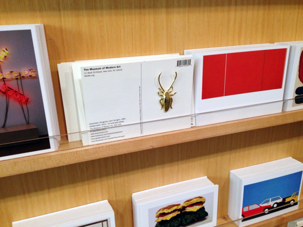 拿起拖鞋前先看仔細！鍍金的蟑螂雕塑（慎入：內有大量蟑螂）