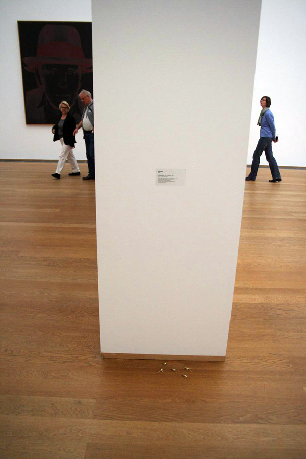 拿起拖鞋前先看仔細！鍍金的蟑螂雕塑（慎入：內有大量蟑螂）