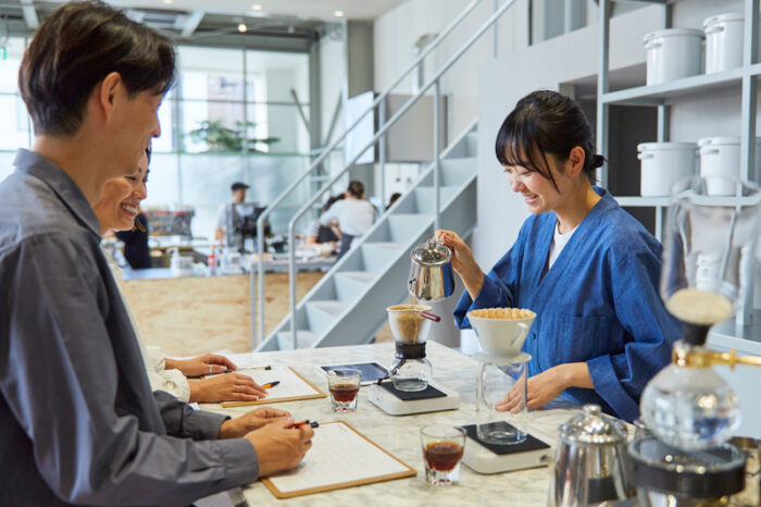 Blue Bottle 藍瓶咖啡日本一號店清澄白河改裝！首次設立 C Bar 讓專業咖啡師親手示範沖煮教學