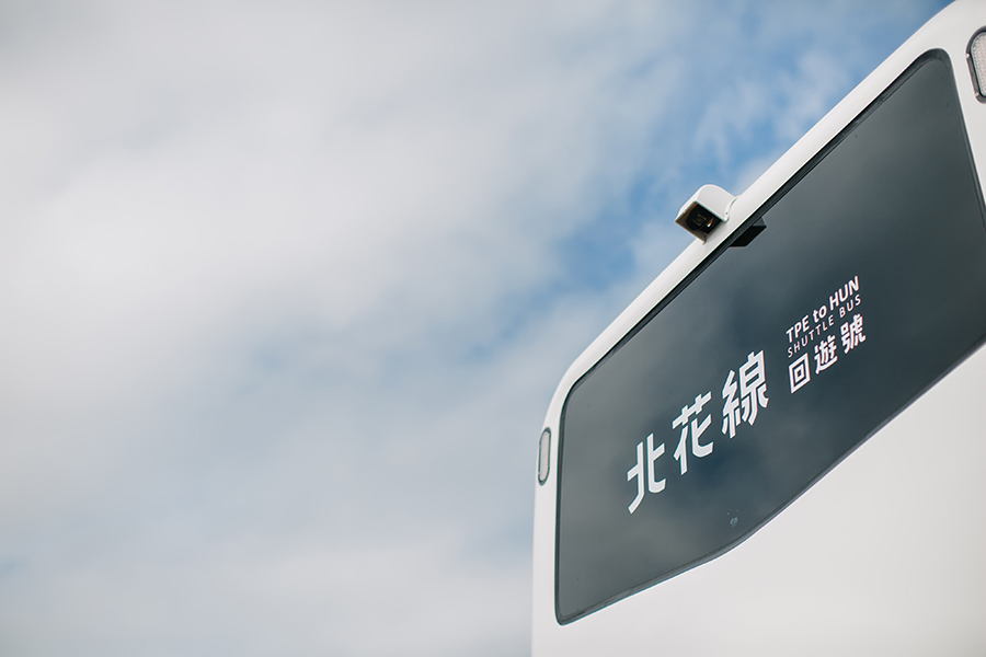 「北花線-回遊號」成台灣最美客運！採用花蓮藍綠色、鵝卵石打造視覺意象，並以減法設計創造質感