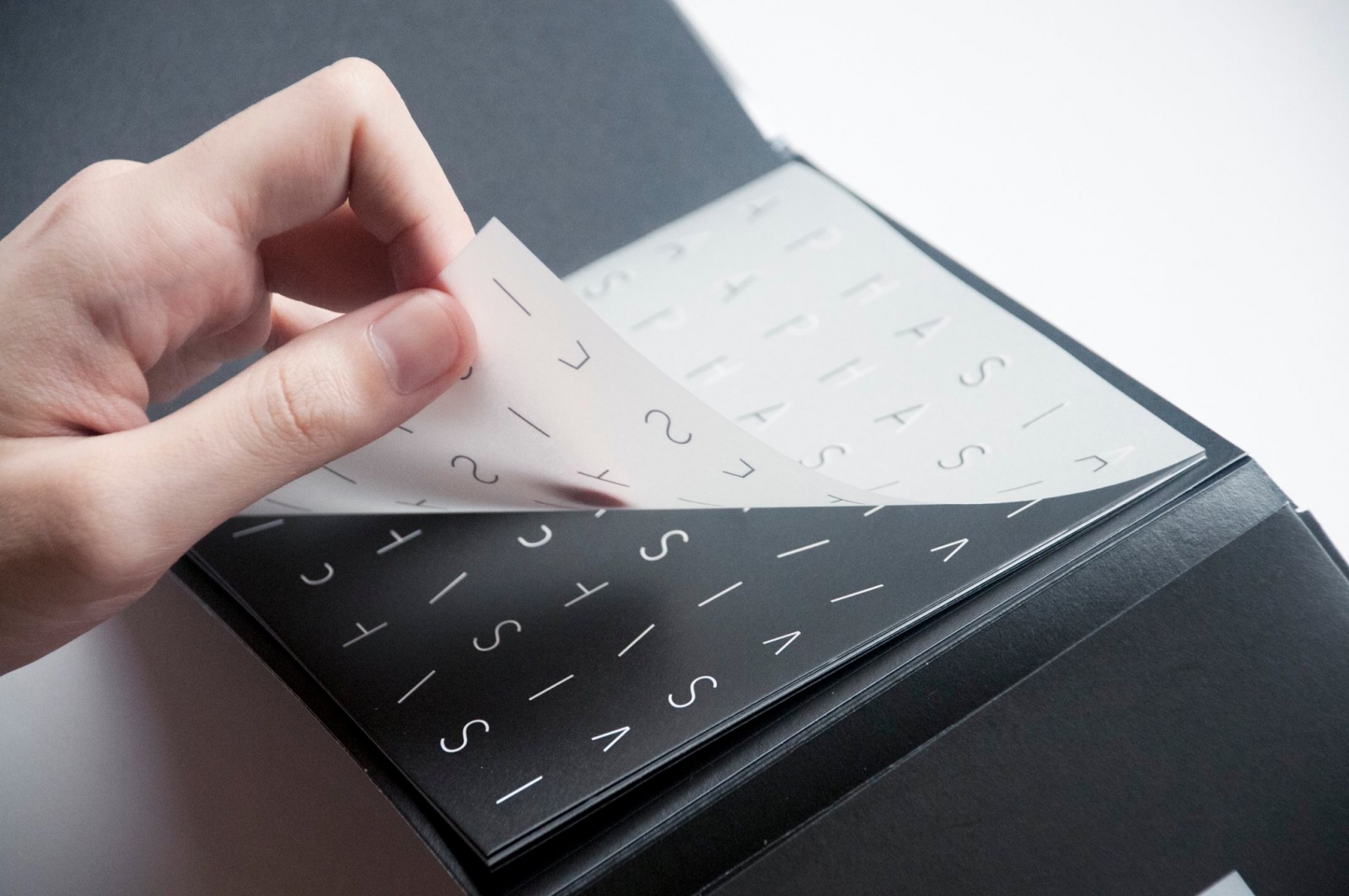 專訪 / 從地表迅速崛起的設計新星顏伯駿！化身天王天后御用設計師，以自己的態度說自己的故事