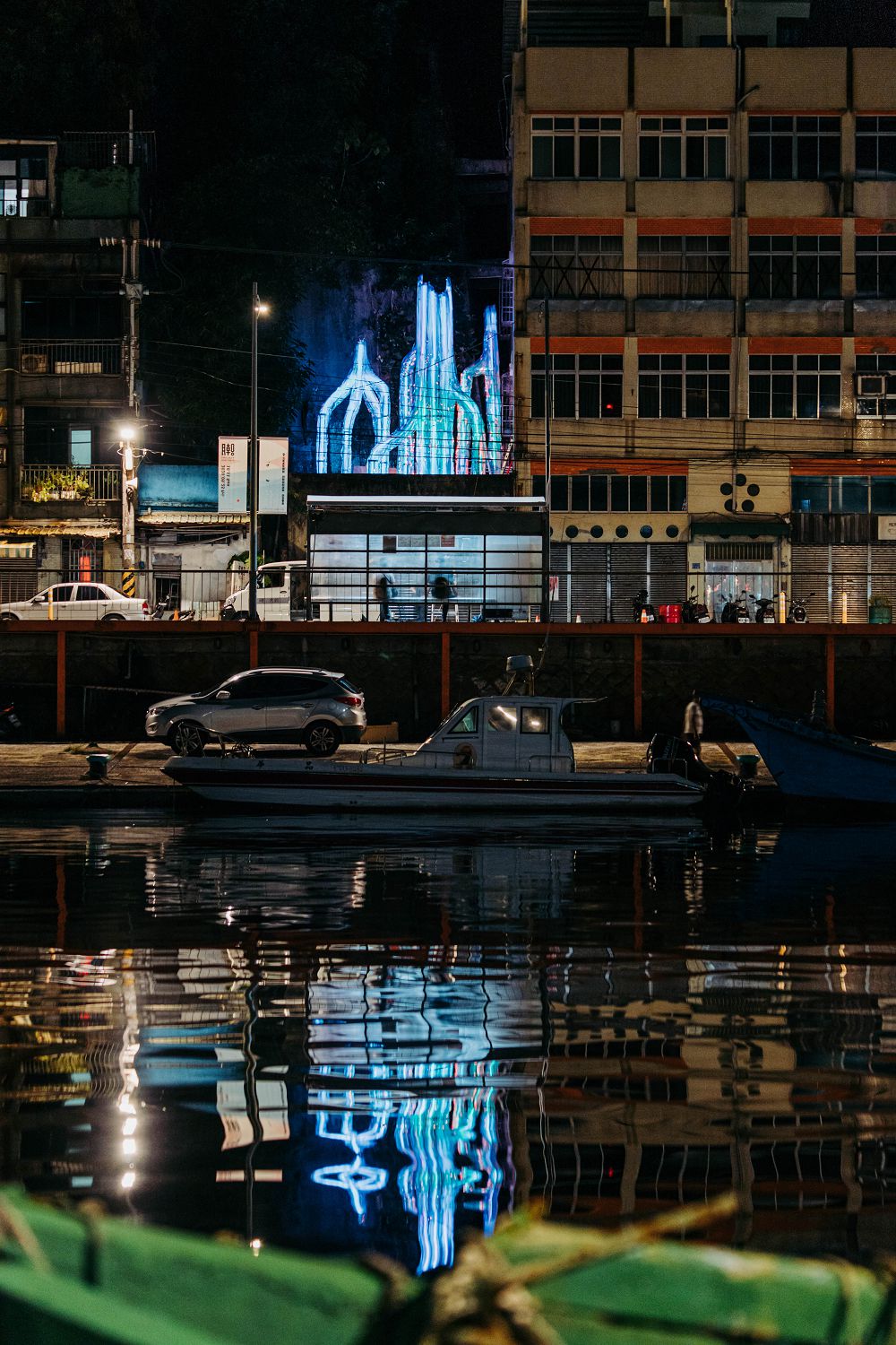 阿根納的光雕船、愛馬仕設計師夢幻船艙酒吧！《2020 基隆潮藝術：海的一日》藝術季讓海上美術館開張