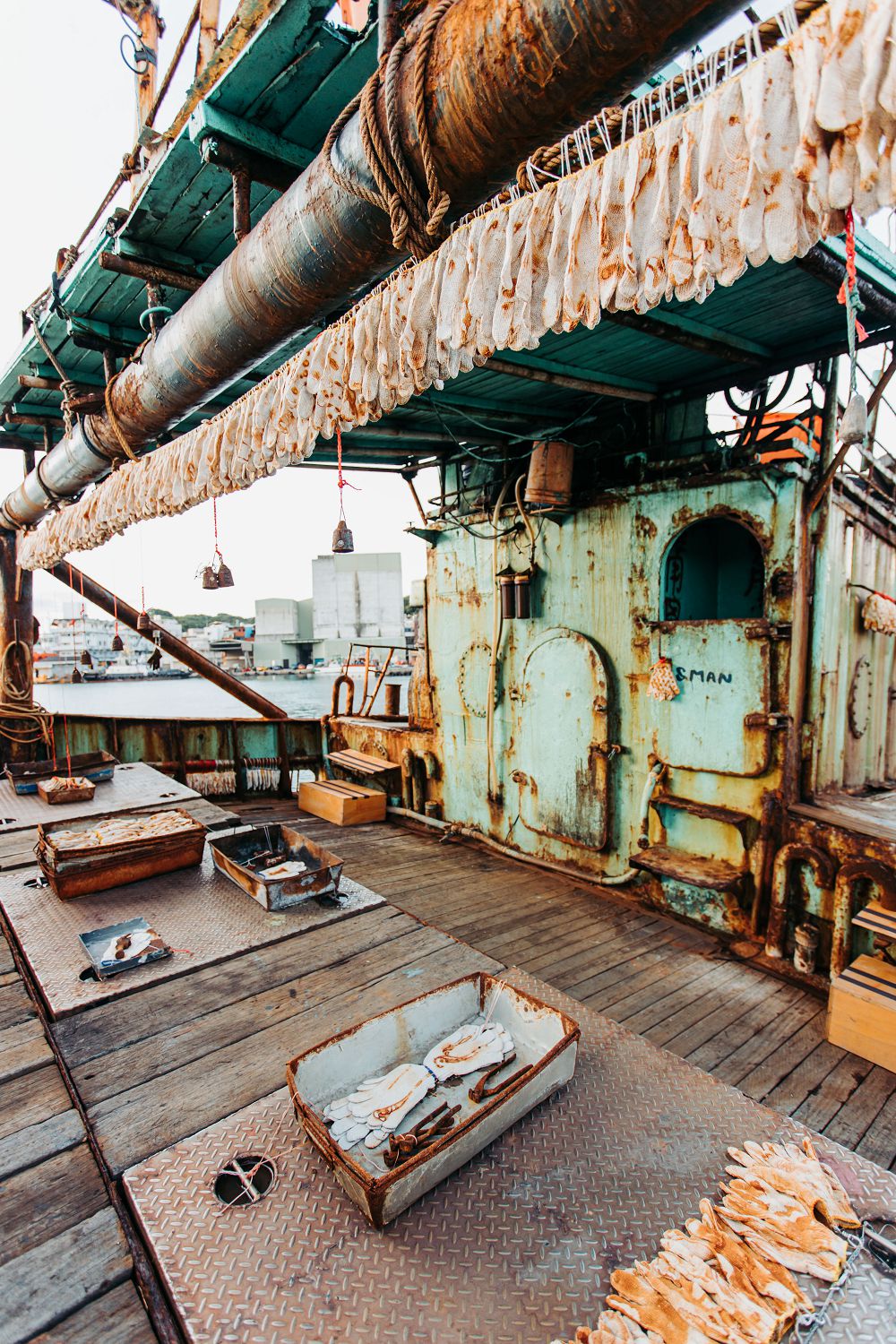 阿根納的光雕船、愛馬仕設計師夢幻船艙酒吧！《2020 基隆潮藝術：海的一日》藝術季讓海上美術館開張