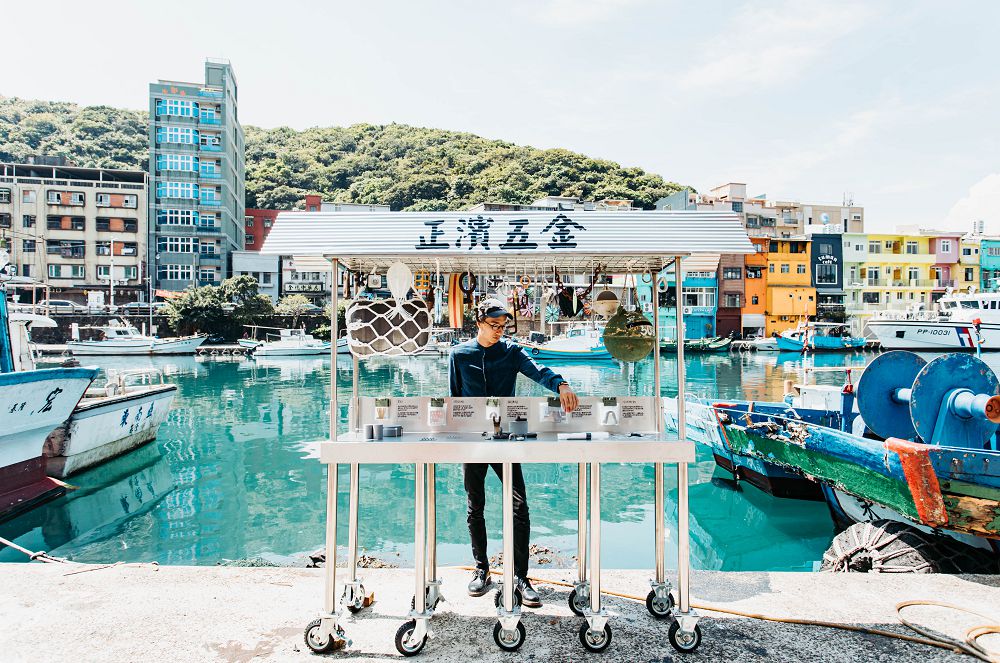 阿根納的光雕船、愛馬仕設計師夢幻船艙酒吧！《2020 基隆潮藝術：海的一日》藝術季讓海上美術館開張