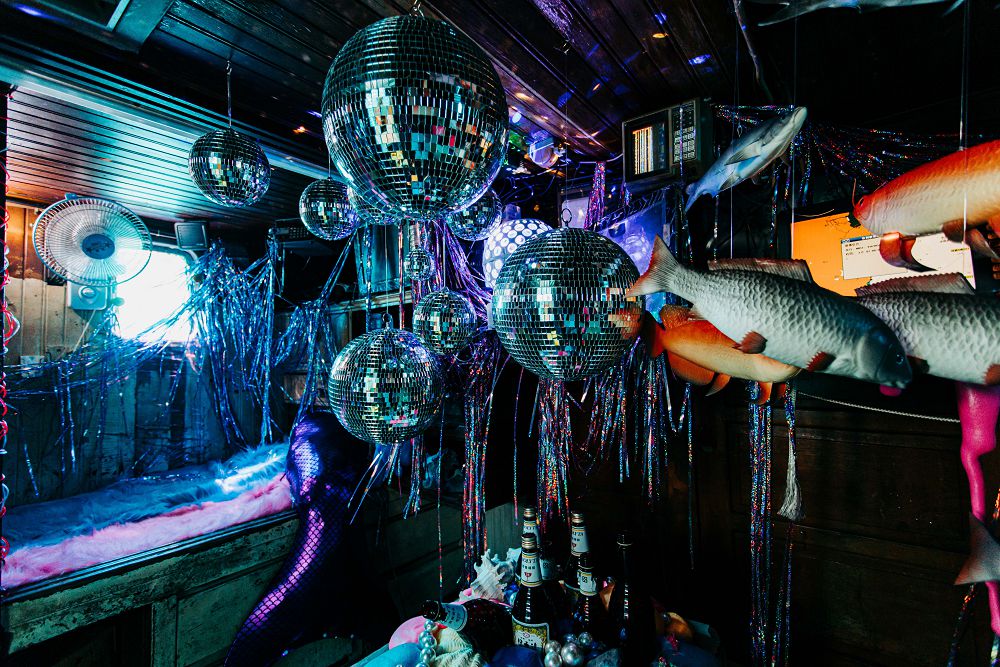 阿根納的光雕船、愛馬仕設計師夢幻船艙酒吧！《2020 基隆潮藝術：海的一日》藝術季讓海上美術館開張