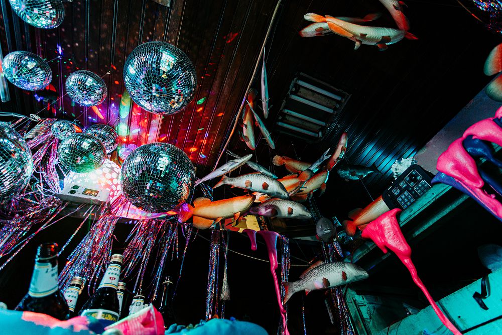 阿根納的光雕船、愛馬仕設計師夢幻船艙酒吧！《2020 基隆潮藝術：海的一日》藝術季讓海上美術館開張