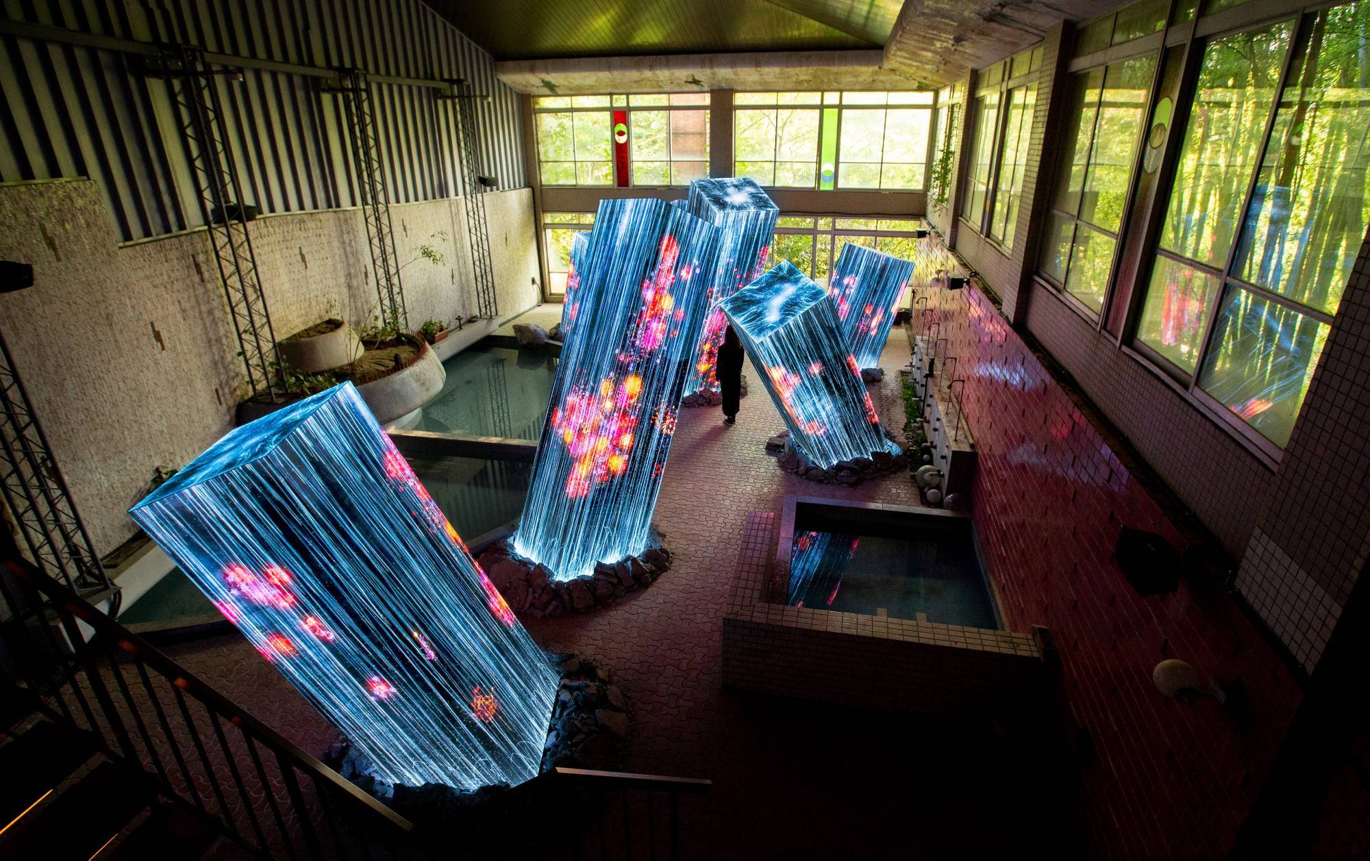 teamLab 最新藝術光投影作品現身九州廢棄湯屋！「神樣居住之森藝術展」首見破土巨石上瀑布開花