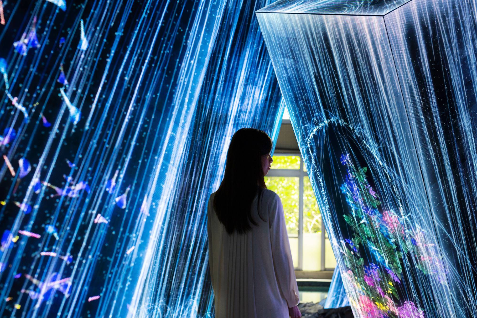 teamLab 最新藝術光投影作品現身九州廢棄湯屋!「神樣居住之森藝術展」首見破土巨石上瀑布開花