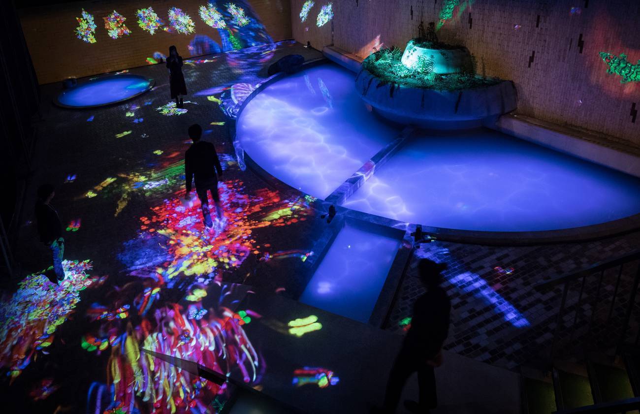 teamLab 最新藝術光投影作品現身九州廢棄湯屋！「神樣居住之森藝術展」首見破土巨石上瀑布開花