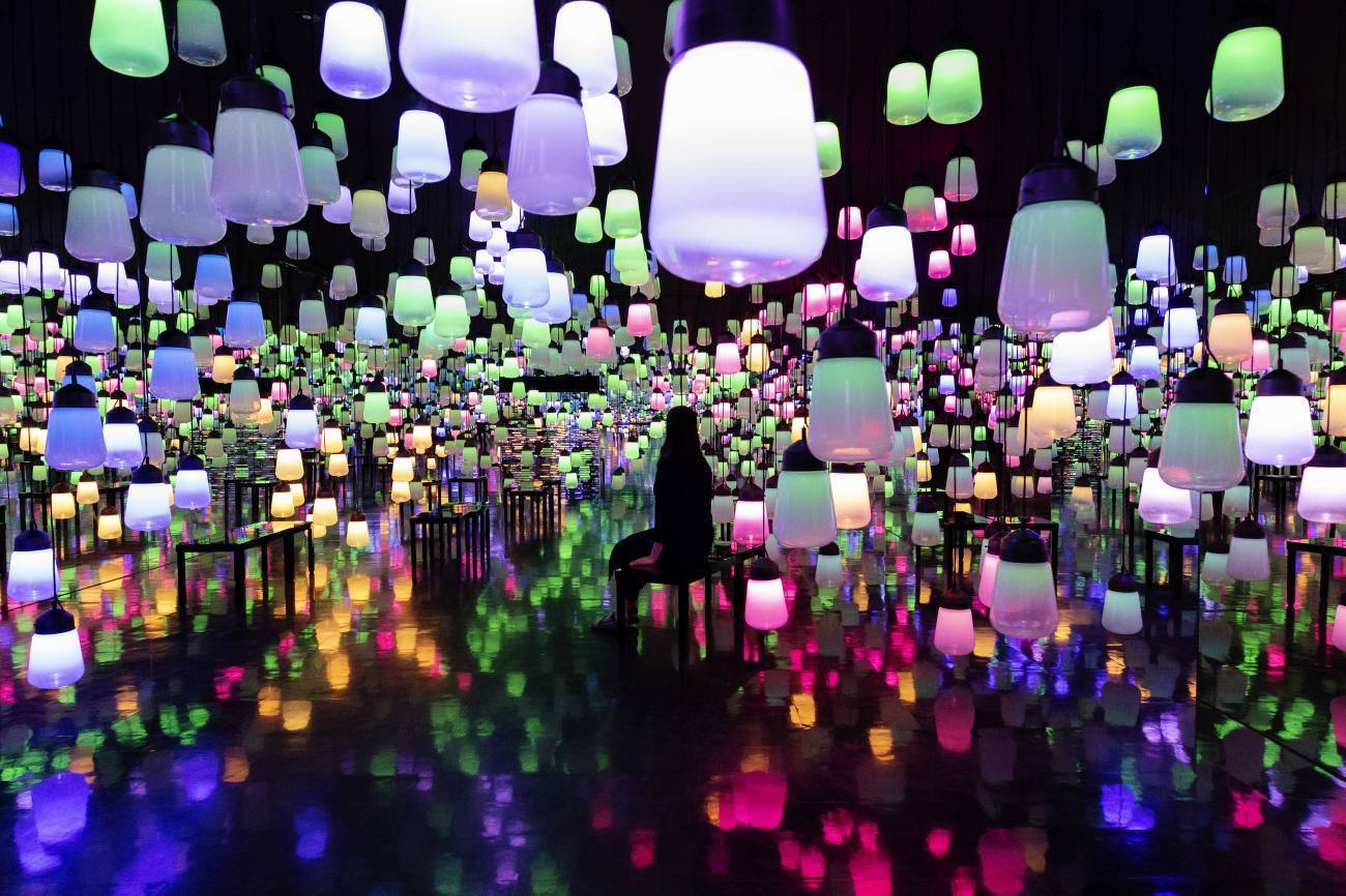 teamLab 最新藝術光投影作品現身九州廢棄湯屋！「神樣居住之森藝術展」首見破土巨石上瀑布開花