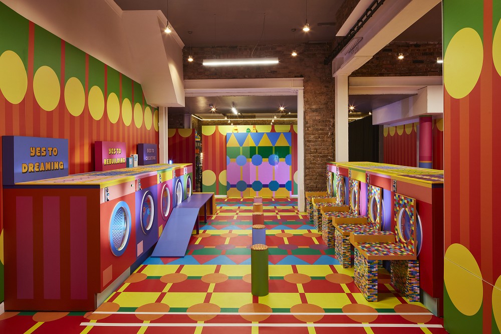 倫敦最夢幻自助洗衣店！樂高攜手藝術家Yinka Ilori打造「夢想洗衣店」遊樂空間
