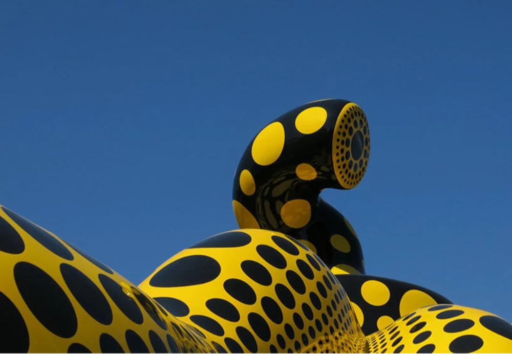 草間彌生《宇宙自然》紐約植物園開展！跳舞南瓜、無限鏡屋、圓點樹等奇幻裝置