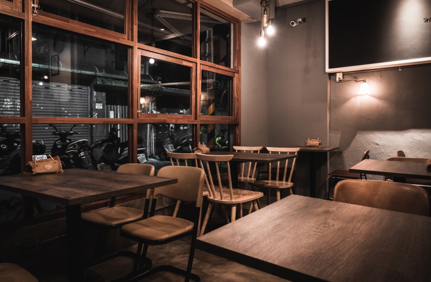 點亮城弄間一室溫潤柔光!台北大安 The Shed 復古咖啡餐館散發迷人的暖心況味