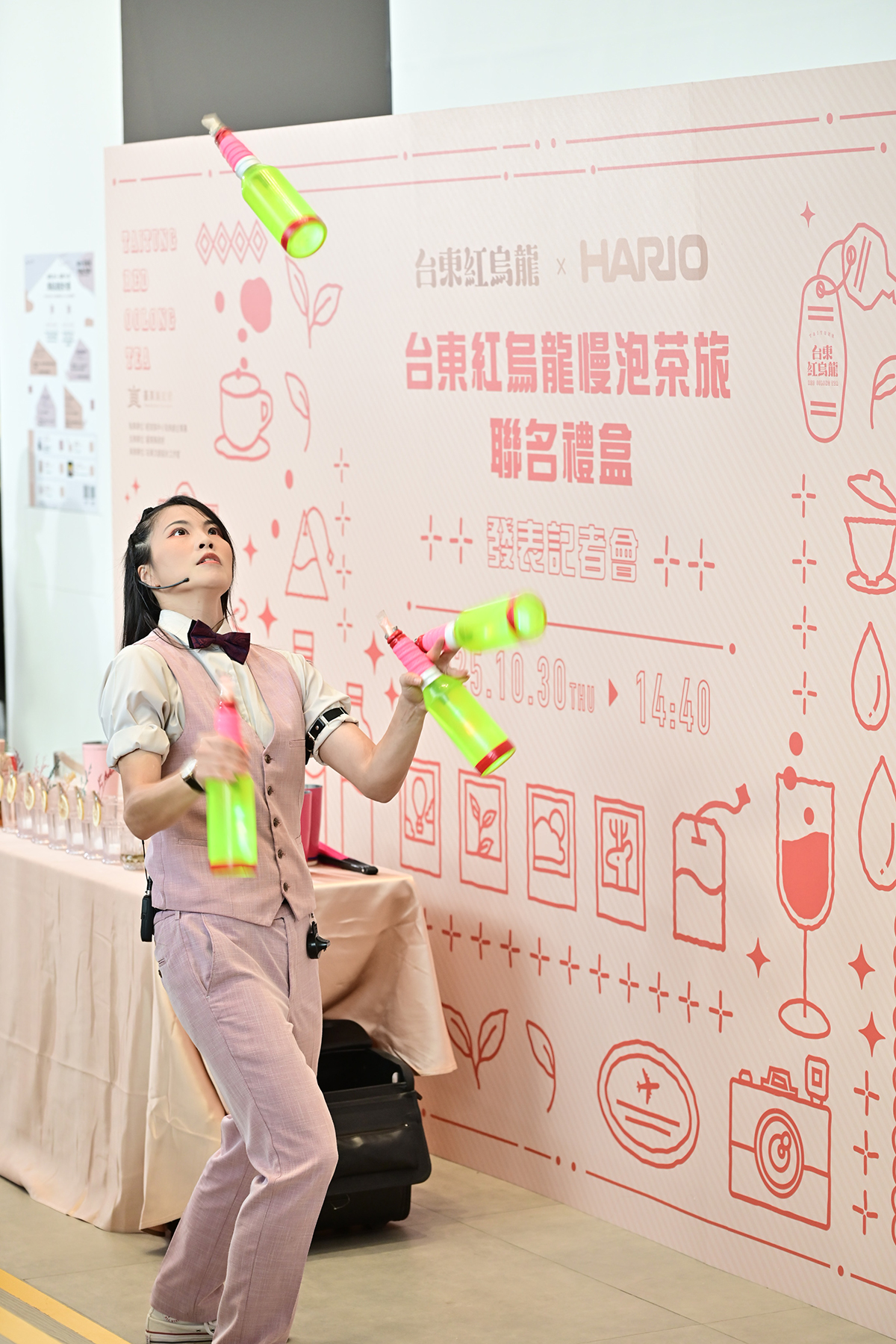 台東紅烏龍攜手HARIO推出酒瓶冷泡茶壺聯名禮盒!琥珀茶香開啟輕旅行