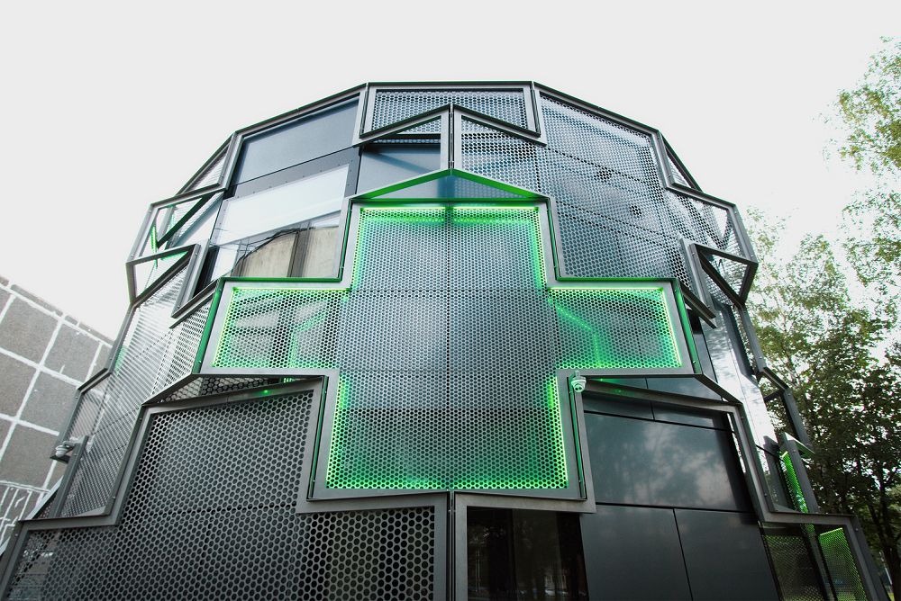 顛覆傳統藥局美學！拉脫維亞「Dzirciema藥局」如地景藝術建築的絕美社區藥房