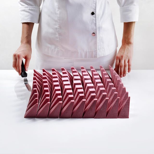 帶有律動感的幾何蛋糕！建築系甜點師 X RUBY 粉紅系巧克力