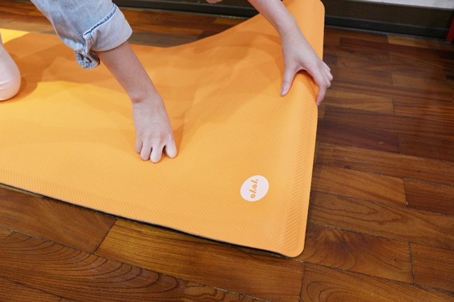 懶惰萬歲！會自己捲起收好的瑜珈墊 yoyo mats