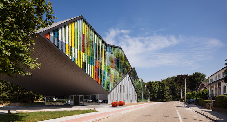 天邊一片色彩雲朵！馬德里建築師為比利時文化重鎮 MWD 學院打造鏡面與彩條交錯的鋸齒建築