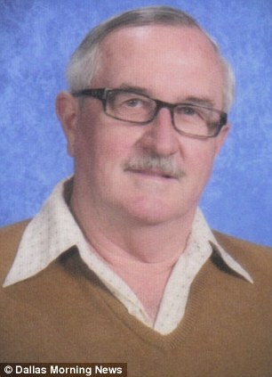 撞衫自己索性就連穿 40 年同套衣服拍畢業紀念冊的體育老師