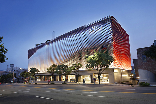 7553 片骨牌流動！韓國汽車品牌 KIA 打造 3D 外牆體驗館