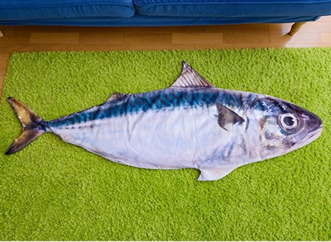 給你 180cm 身長的安全感，巨大鯖魚坐墊出沒！