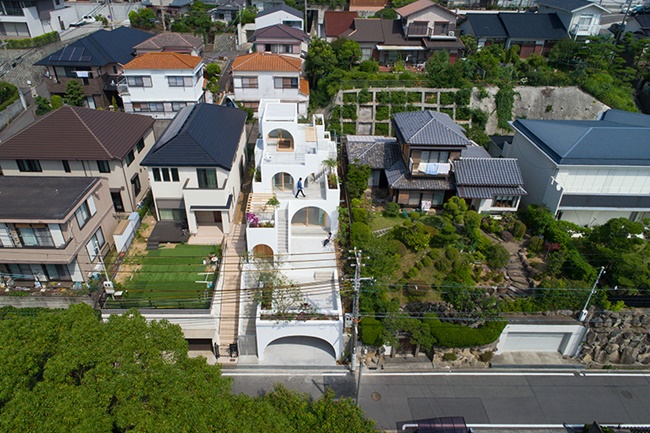 這不是在歐洲!位於日本神戶的純白色羅馬式立面住宅