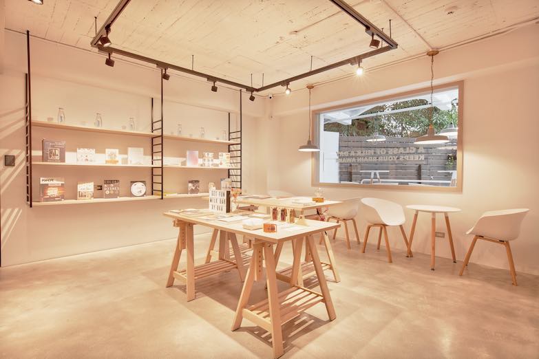 以牛奶為主題的木質調複合式空間！知識型咖啡館Milk Bar by BKA現身台北街頭