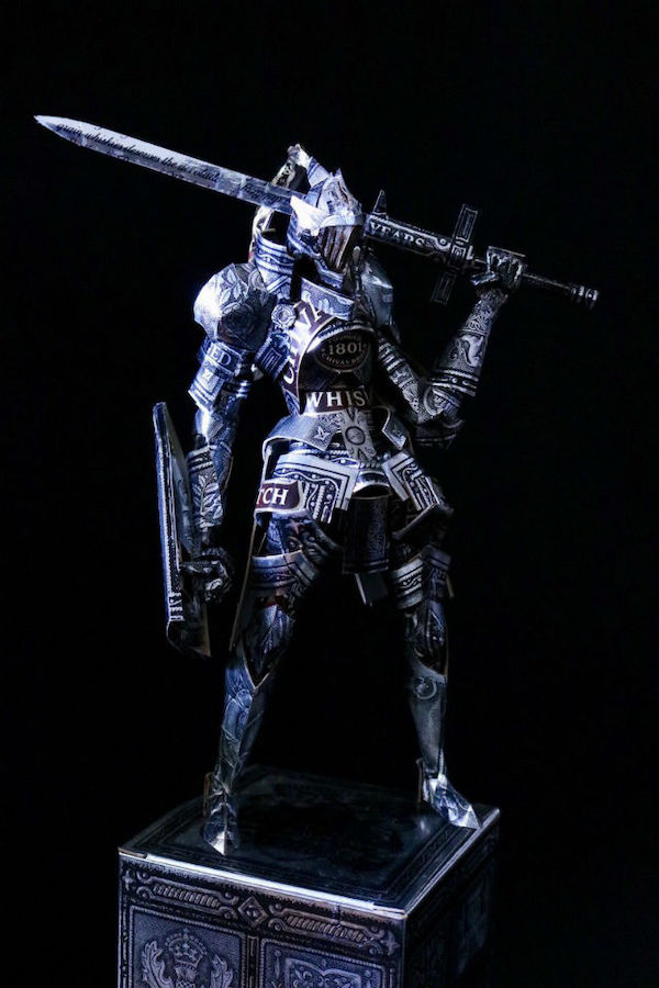 零食空盒成創意公仔！日本空箱職人はるきる打造品客男子團體、威士忌盔甲武士