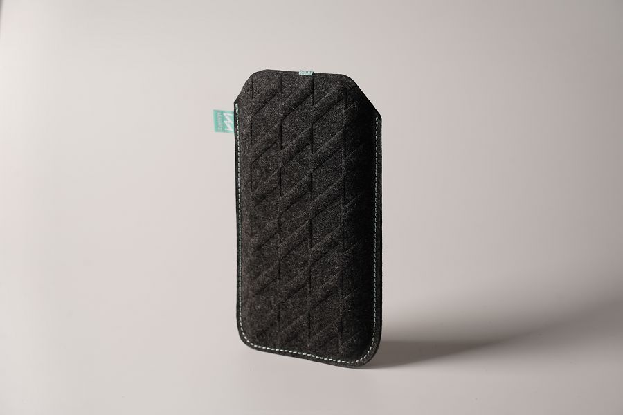 小智研發 MINIWIZ 的懶人環保「抗菌手機收納包」！ 回收寶特瓶材料，減廢低碳又防滑防摔