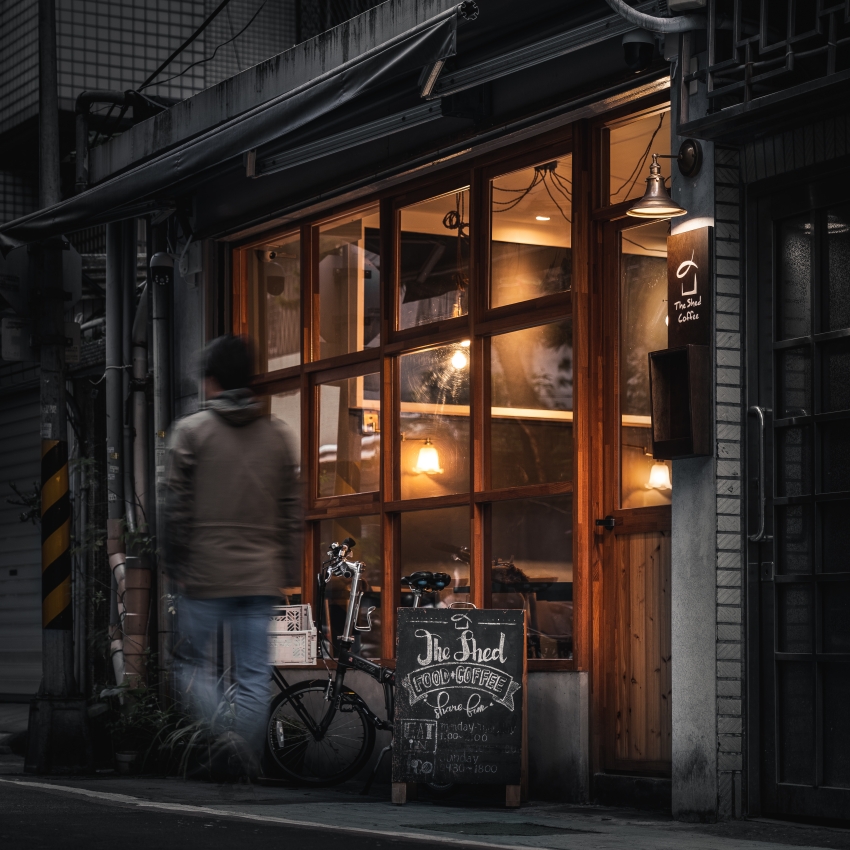 點亮城弄間一室溫潤柔光!台北大安 The Shed 復古咖啡餐館散發迷人的暖心況味