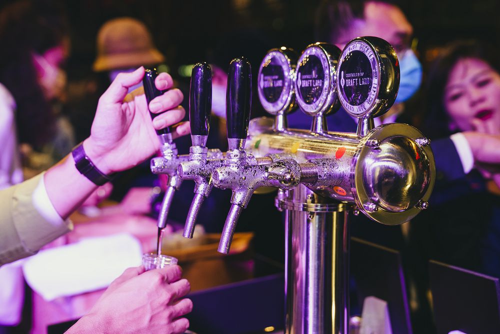 最強⼤⼈飲料店！台北「Draft Land信義」打造街頭雞尾酒吧