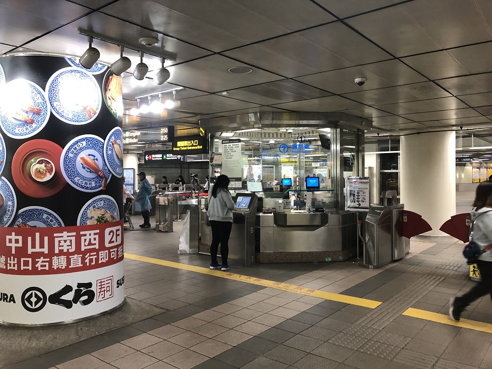 台北捷運再設計！捷運中山站以「盒狀服務系統」優化空間、詢問處、售票機、指標