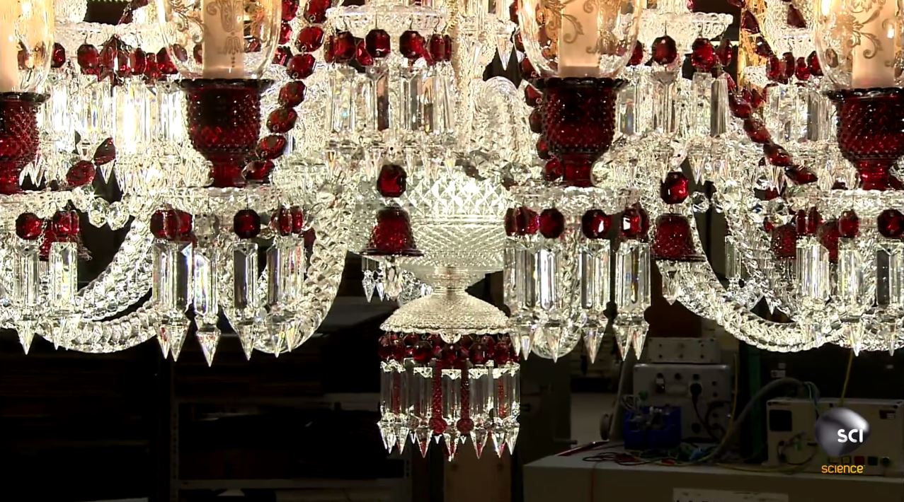 熟捻技術和極熱高溫下做出冷冽華美的水晶燈