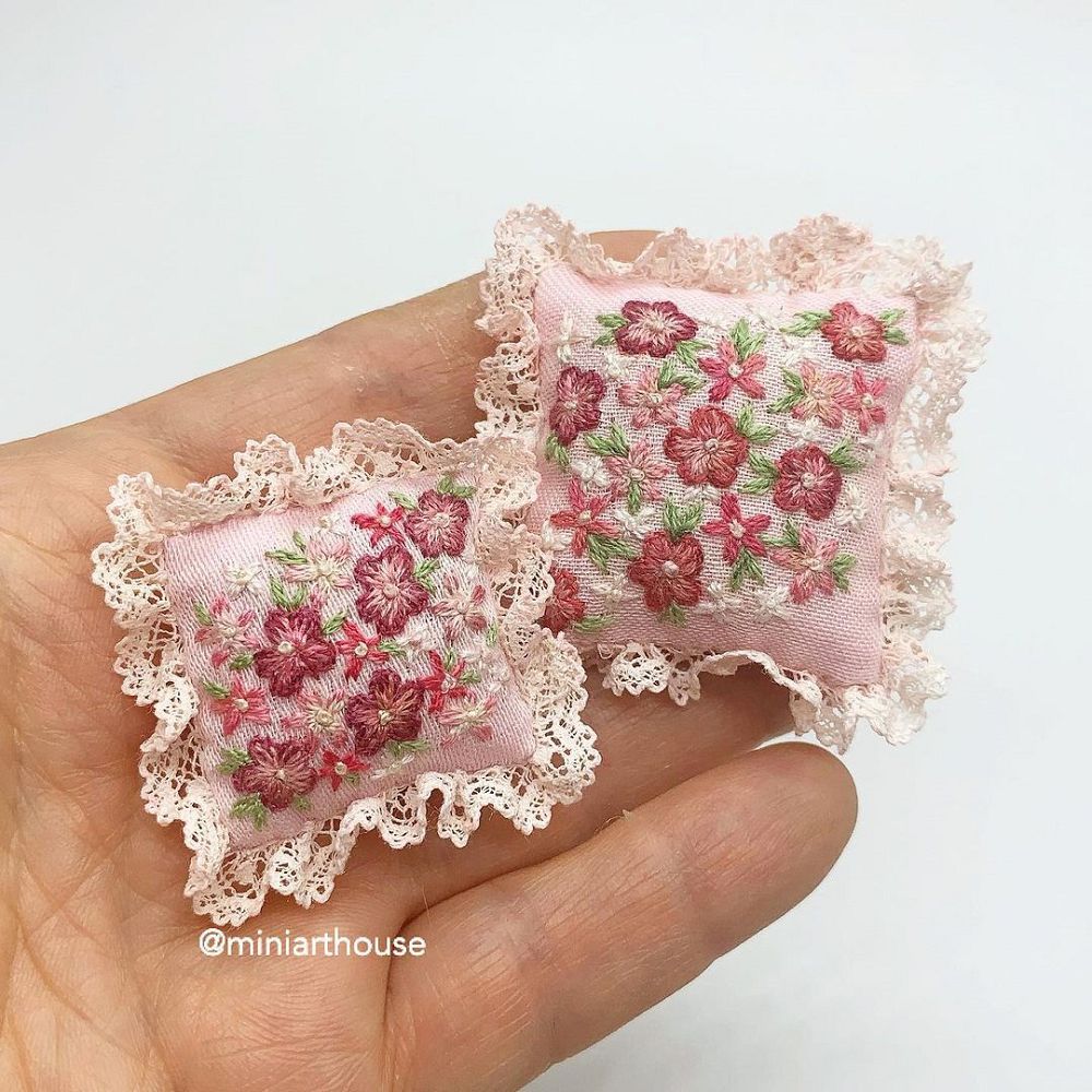 絕美微型藝術！俄羅斯創作團隊Mini Arthouse巧手下的精美迷你刺繡抱枕